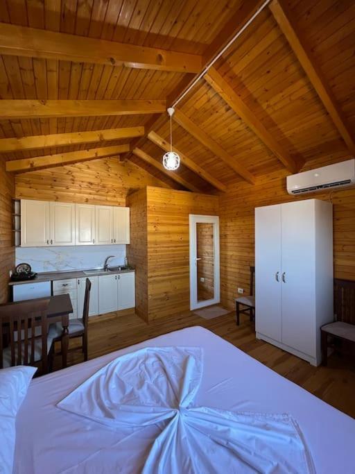 Jupis Chalet-city View Getaway * Durrës